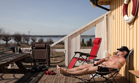 an-inmate-sunbathes-on-th-010.jpg