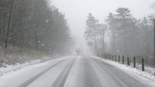 Policja prosi: jedźcie ostrożnie. Niebezpieczne warunki na drogach z powodu śniegu i wiatru