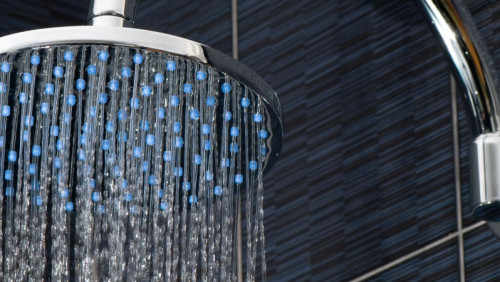 Oslo radzi mieszkańcom, jak oszczędzać wodę: „róbcie siku pod prysznicem”