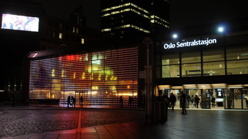 Atak nożownika w centrum Oslo: policja szuka sprawcy napaści