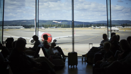 Kolejny dzień olbrzymich kolejek w Gardermoen: podróżujący korzystają z nowych przepisów