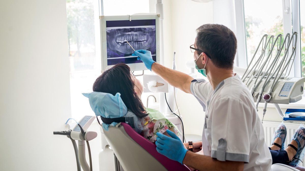 Dentysta tylko dla bogatych? Partie chcą zmian ponad podziałami