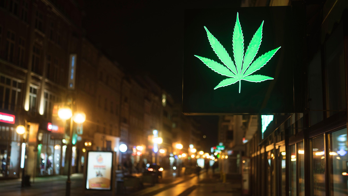 Więcej policji w Norwegii nie pomoże: chcą sprzedaży marihuany w Vinmonopolet i aptekach
