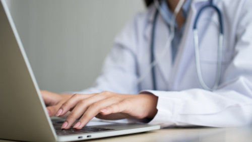 Zwolnienie lekarskie w trakcie wizyty online? Propozycja resortu