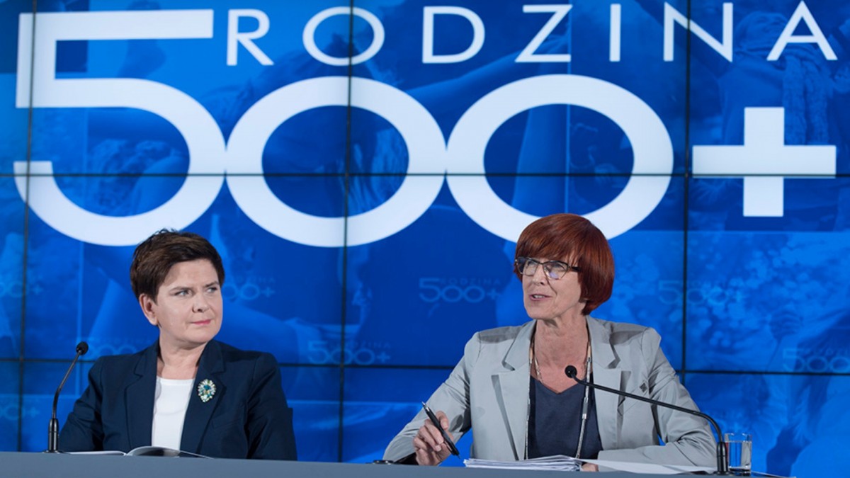 500 pluss, 800 pluss, eller kanskje barnetrygd?  Slik kjemper de om velgerne i Polen og Norge