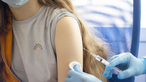 Możliwe szczepienia dla nastolatków. Dawki przeciwko covid-19 otrzyma młodzież z dwóch grup wiekowych