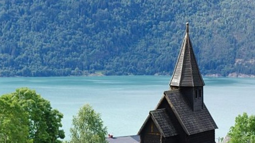 Spadające krzyże, nietoperze i rdza. Norweskie kościoły w niebezpieczeństwie
