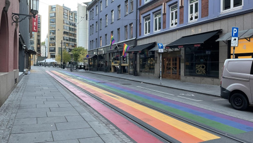 W Oslo powstała tęczowa ulica. To hołd dla ofiar strzelaniny w klubie gejowskim