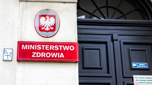 Środki kontroli emisji koronawirusa w Polsce utrzymane. Zła wiadomość dla majówkowiczów
