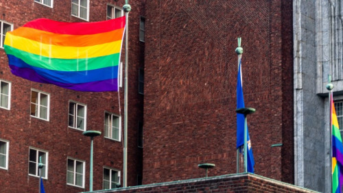 Oslo Pride 2020: tęczowa skocznia i zjazd ministra kultury na tyrolce