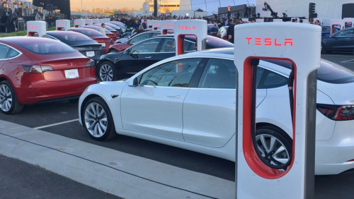 Tesla najchętniej kupowanym autem nad fiordami. Model 3 zdeklasował nawet Volkswagena