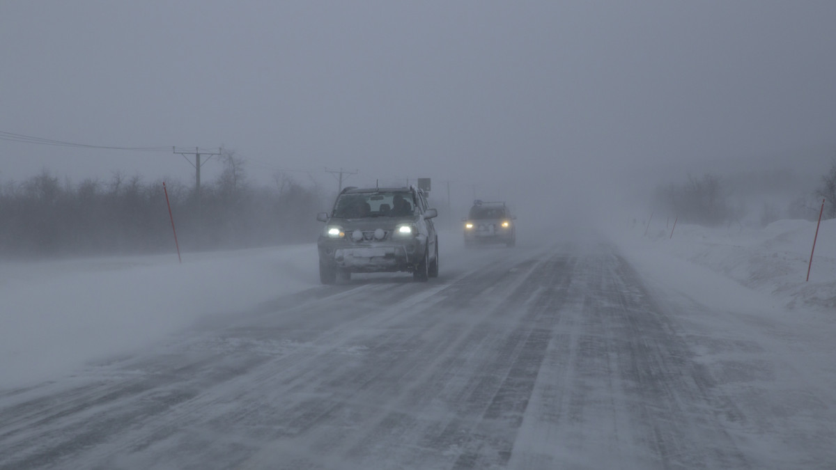 Nagłe opady śniegu sparaliżowały ruch. Wypadki na drogach w Norwegii
