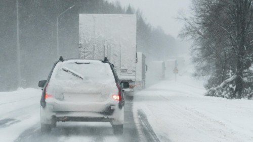 Zima opanowała Norwegię. Śnieg utrudnia warunki drogowe w całym kraju