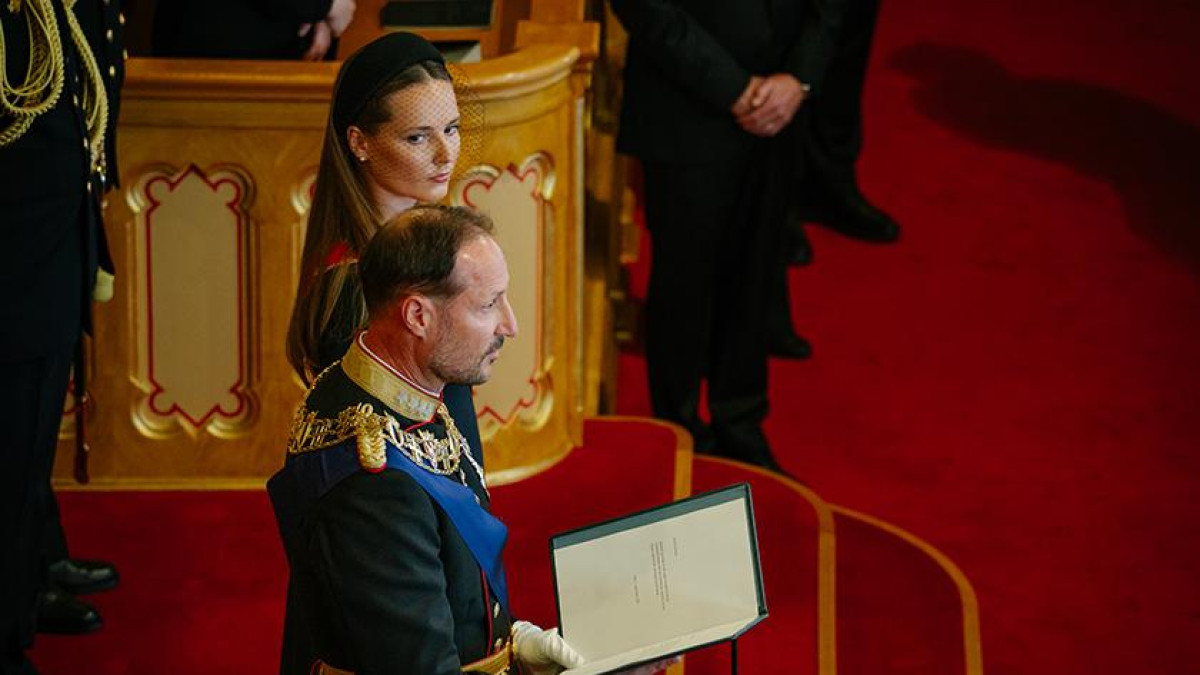 Haakon VIII złożył przysięgę przed Stortingiem. Mette-Marit zabrakło na uroczystości