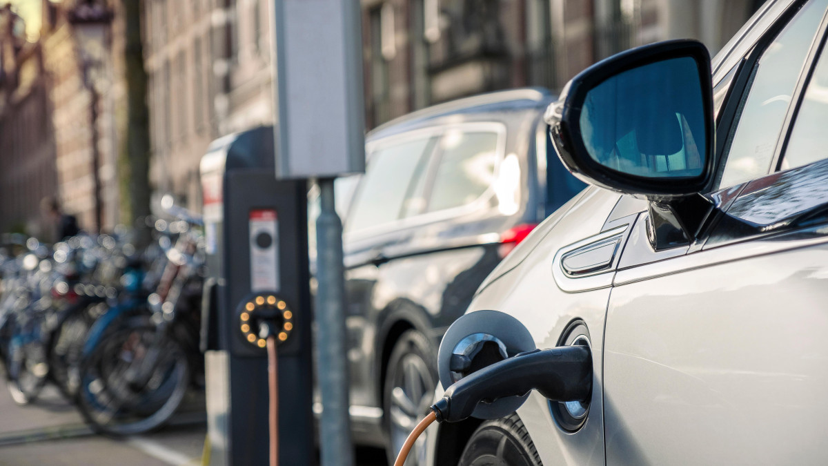 Elektryczna rewolucja nabiera tempa. Nowe dane robią wrażenie