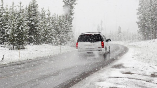 Śnieżyca krzyżuje świąteczne plany: bardzo trudne warunki drogowe w norweskich górach