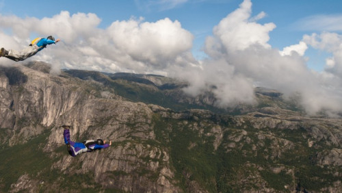 „Cały czas balansujesz na krawędzi”. Base Jumping: Polacy skaczą z norweskiego fiordu