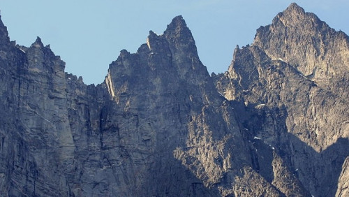 Historyczny zjazd ze Ściany Trolla: 1600 metrów na nartach po oblodzonych skałach