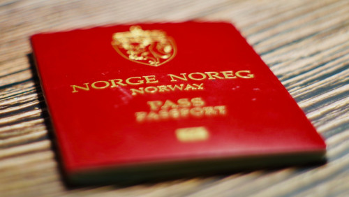 Rekordowo wielu cudzoziemców otrzymało norweski paszport w 2021. Polacy wśród najliczniejszych grup