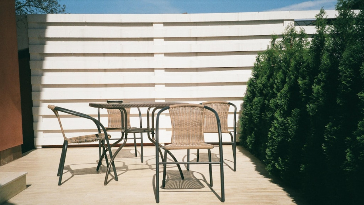 Meble ogrodowe na taras i balkon – jak urządzić wygodne miejsce do relaksu?