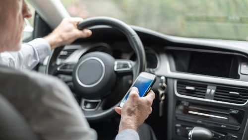 Korzystanie z telefonu w trakcie jazdy: drogówka chce wyższych kar