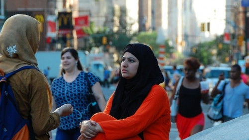 „Nie będę pozować bez hidżabu, to poniżające”. Muzułmanie za zmianą wymogów do wydania paszportu