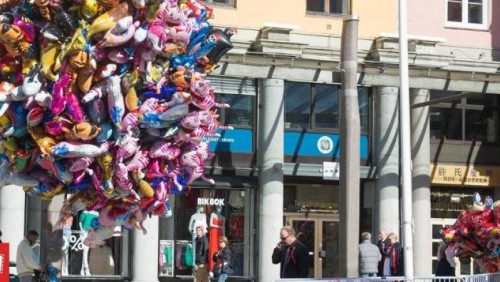 Bergen i okolice toną w śmieciach po 17 maja. Ulice zasypały resztki balonów na hel