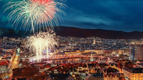 Dla jednych tradycja i zabawa, dla innych stres: sylwestrowa noc i fajerwerki w Norwegii