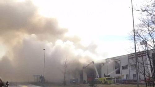 Budynek magazynu w Vestby znów w płomieniach. Strażacy zmagają się z pożarem
