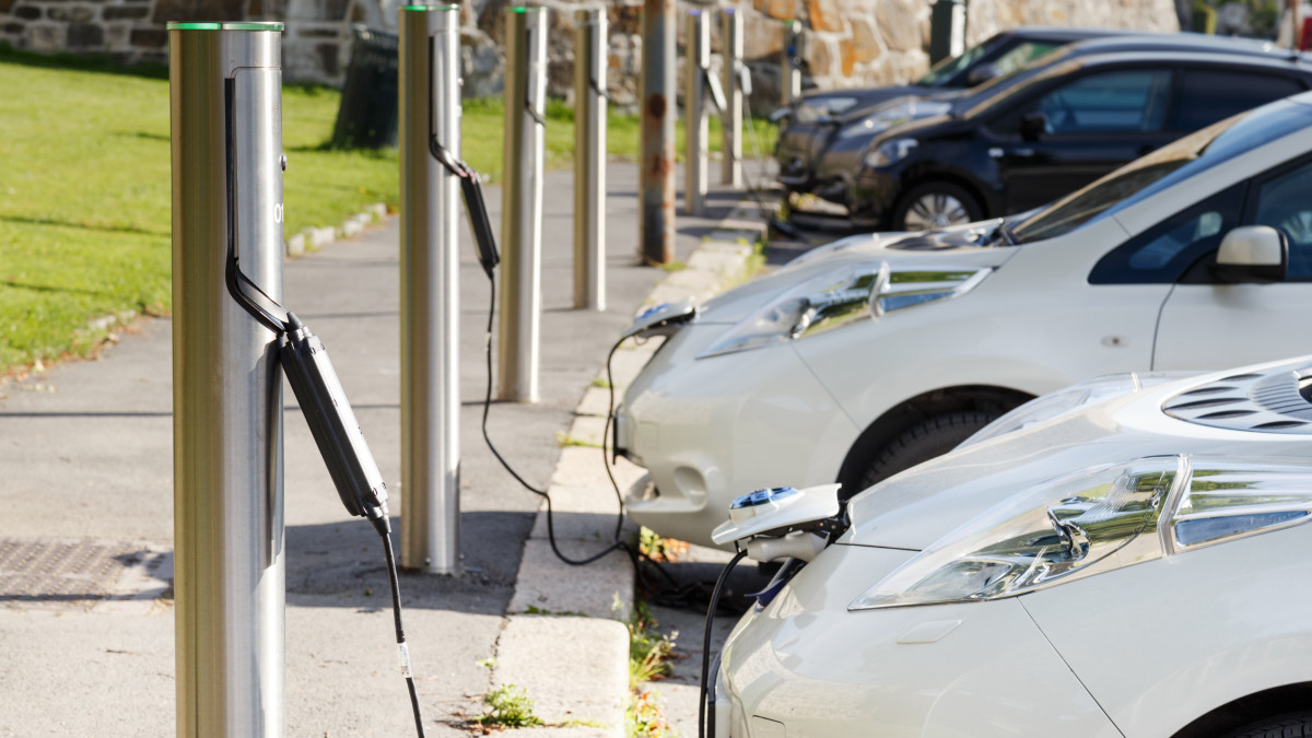 Coraz mniej kierowców widzi wady elektryków. Badanie pokazuje, co przez cały czas przeszkadza