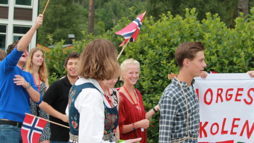 Zostań Norwegiem w trzy tygodnie. Szkoła uczy dzieci wszystkiego, co „typowo norweskie” 