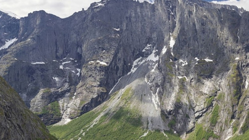 Najwyższy stopień zagrożenia: góra Mannen w Rauma pęka. Władze ogłosiły ewakuację 