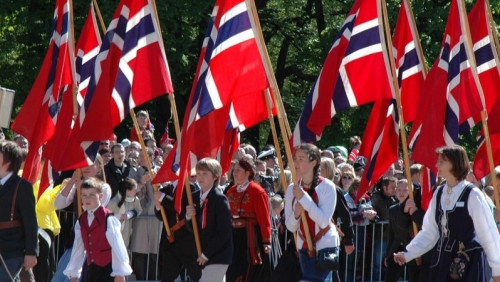 „Weź norweską flagę i pij dużo alkoholu”: jak obchodzić norweskie święta narodowe, kiedy jest się imigrantem 