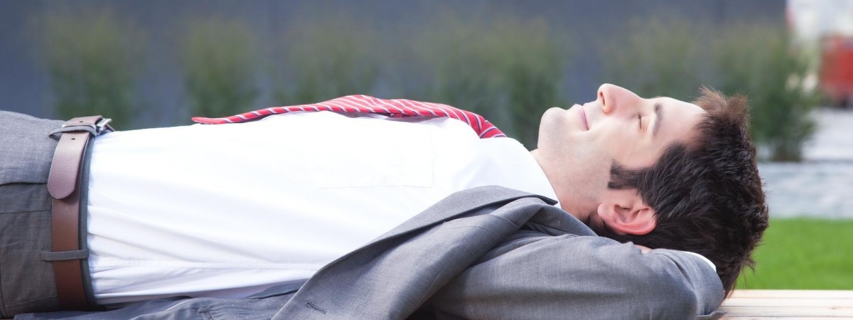 Urlopy na żądanie, które pracownicy wykorzystują 18 maja, mogą ich kosztować część wypłaty