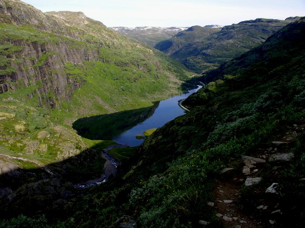 aurlandsdalen1_szlak_nad_szosa_i_jeziorami.jpg