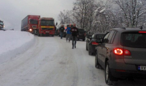 Norwedzy i Polacy zlekceważyli zamknięcie drogi i.. utknęli w śniegu