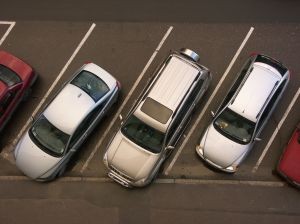 Rząd chce wymusić na centrach handlowych wprowadzenie opłaty parkingowej