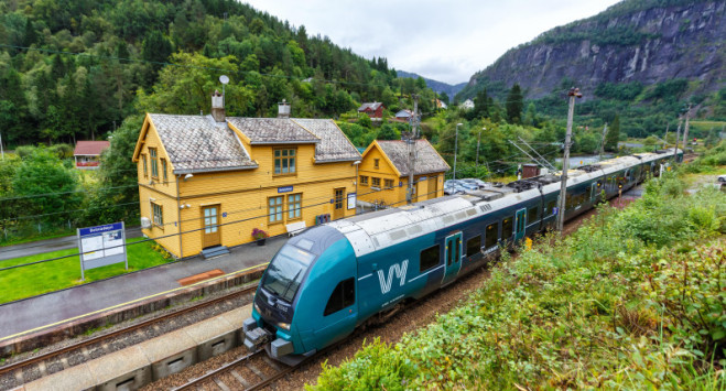 Dłuższe składy, więcej połączeń, inne godziny kursów: nowe rozkłady jazdy pociągów w Norwegii