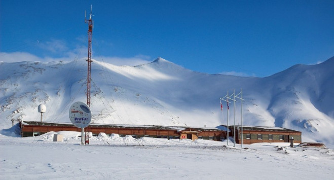 Polacy zbudowali kapsułę czasu. Pamiątki dla przyszłych pokoleń zakopali na Svalbardzie