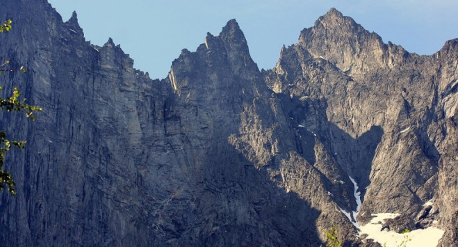 Historyczny zjazd ze Ściany Trolla: 1600 metrów na nartach po oblodzonych skałach