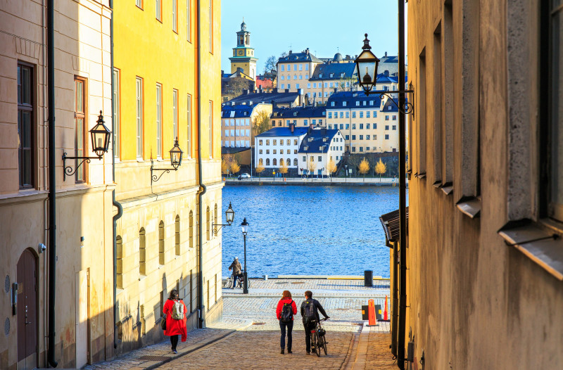 Gdy w marcu 2020 Norwegia wprowadziła lockdown i zamroziła gospodarkę, w Szwecji stosowano wyłącznie zalecenia społeczne, nie ograniczając działalności firm. Na zdjęciu: ulica w Sztokholmie