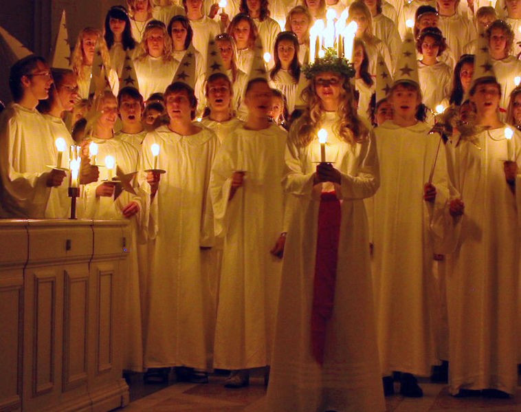 Orszakowi przewodzi zawsze Luciabrud, zgodnie z tradycją jasnowłosa dziewczyna przybrana w wieniec ze świecami lub lampkami.
