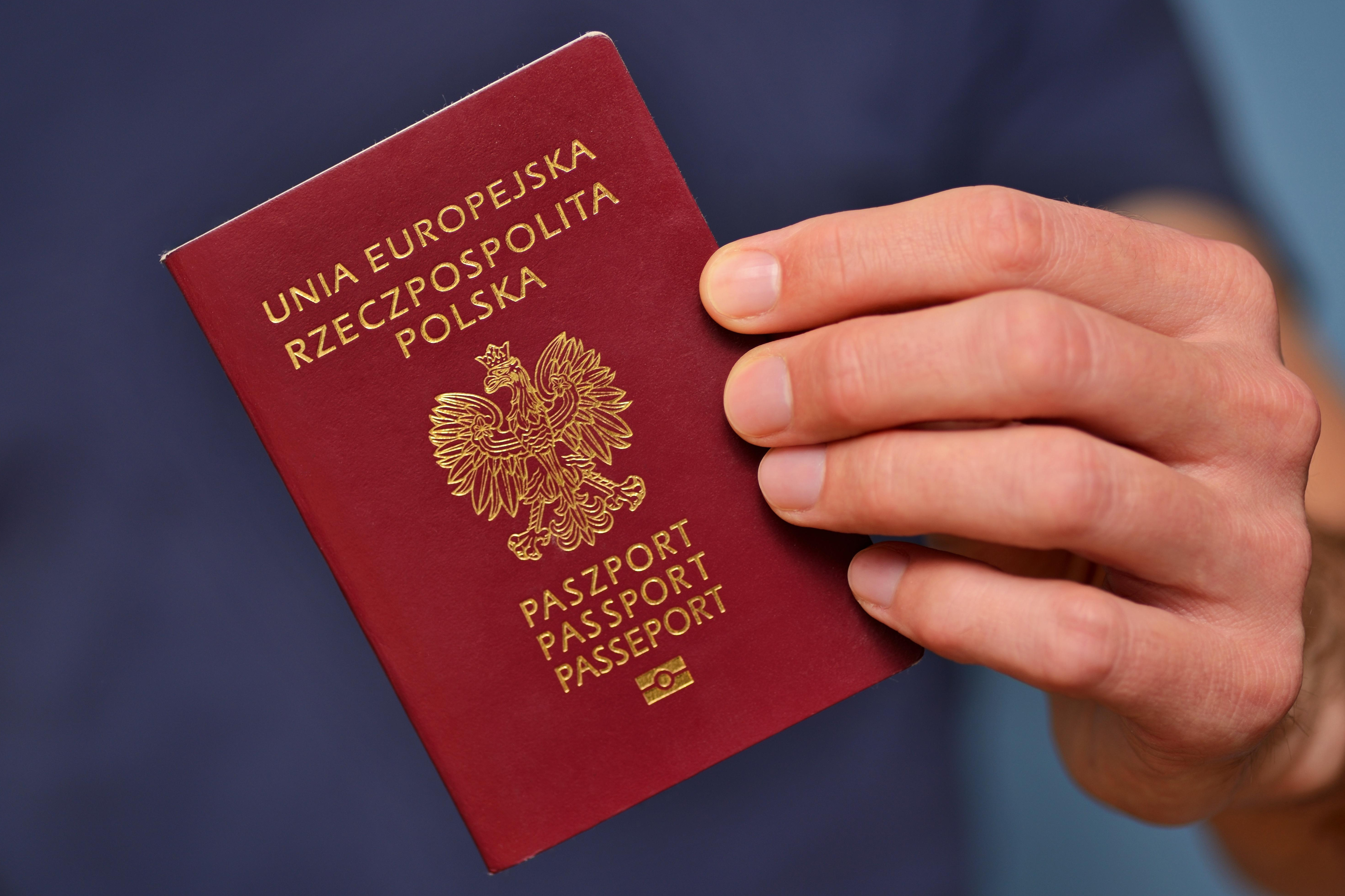 Polskie paszporty również zyskują na sile.
