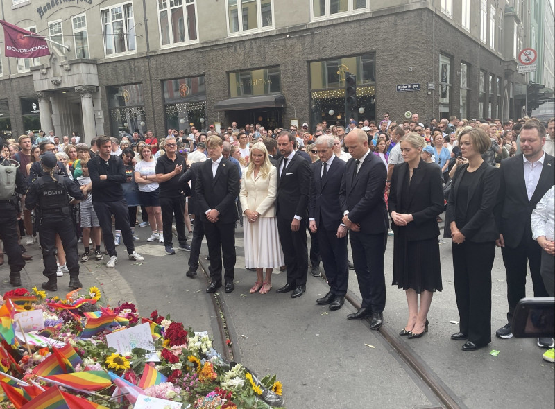Na zdjęciu: para książęca - książę Haakon i księżna Mette-Marit, premier, minister finansów Trygve Slagsvold Vedum, minister sprawiedliwości Emilie Enger Mehl składają kwiaty w miejscu strzelaniny.