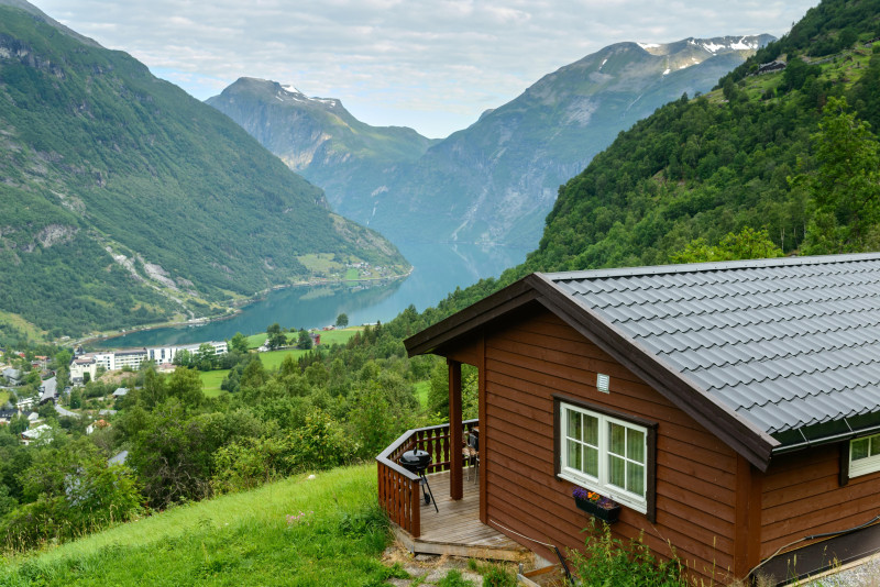 Wielu mieszkańców kraju fiordów planuje spędzić najbliższe wakacje we własnym lub wynajętym domku letniskowym na terenie Norwegii.