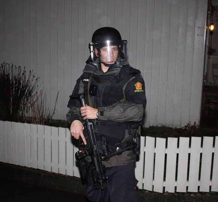 uzbrojony policjant uzbrojony policjant