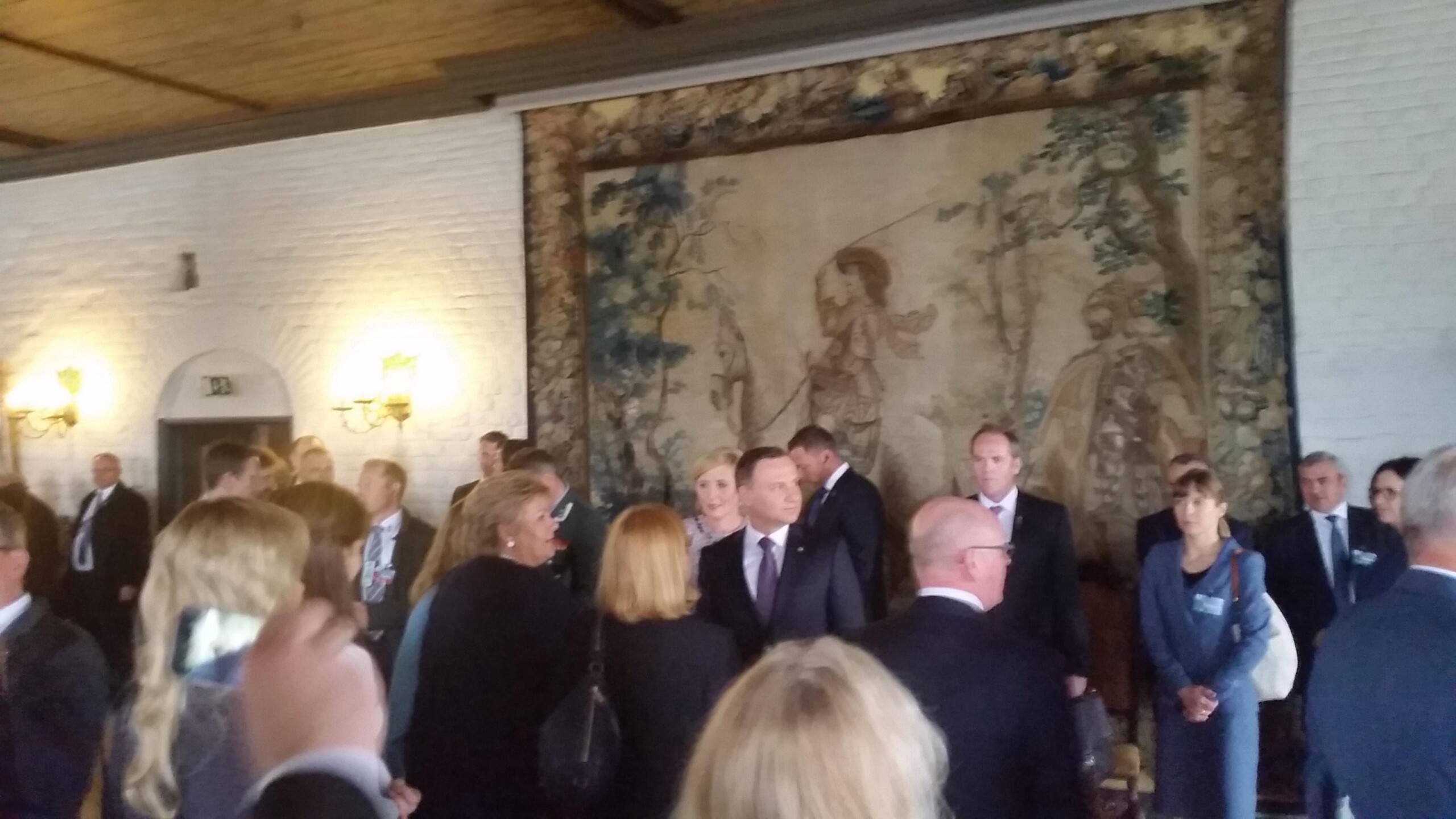 Andrzej Duda w drodze na oficjalne śniadanie z parą królewską.
