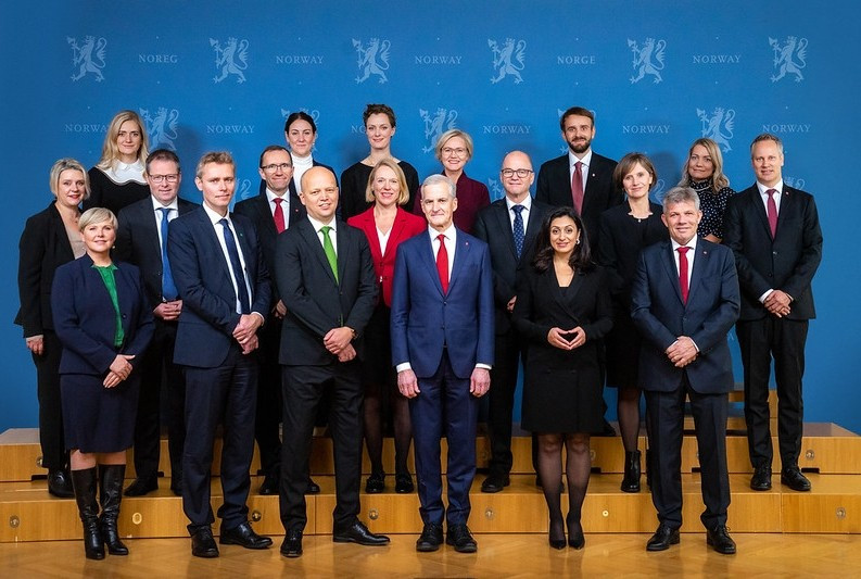 Na zdjęciu: członkowie rządu Jonasa Gahr Støre powołani na stanowiska 14 października 2021 roku.
