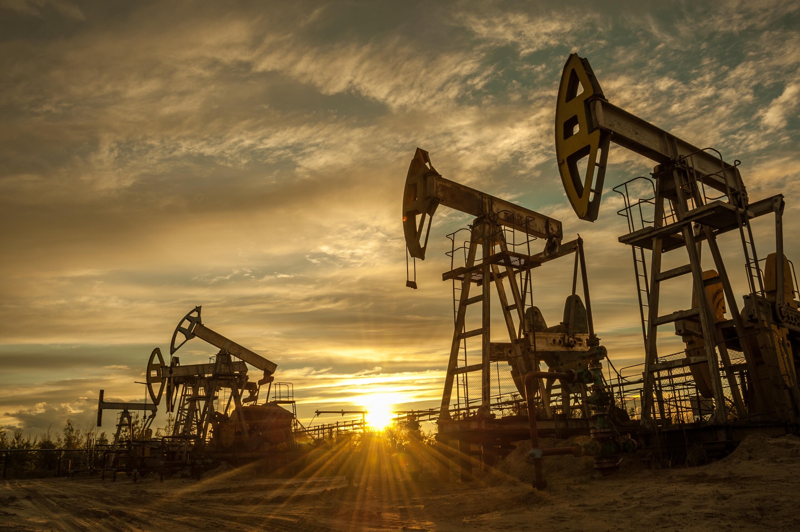 Państwa OPEC+ mają rozbieżne opinie dot. rynku ropy. Arabia Saudyjska domaga się większej kontroli surowca, a m.in. Kazachstan i ZEA możliwości zwiększenia produkcji.
