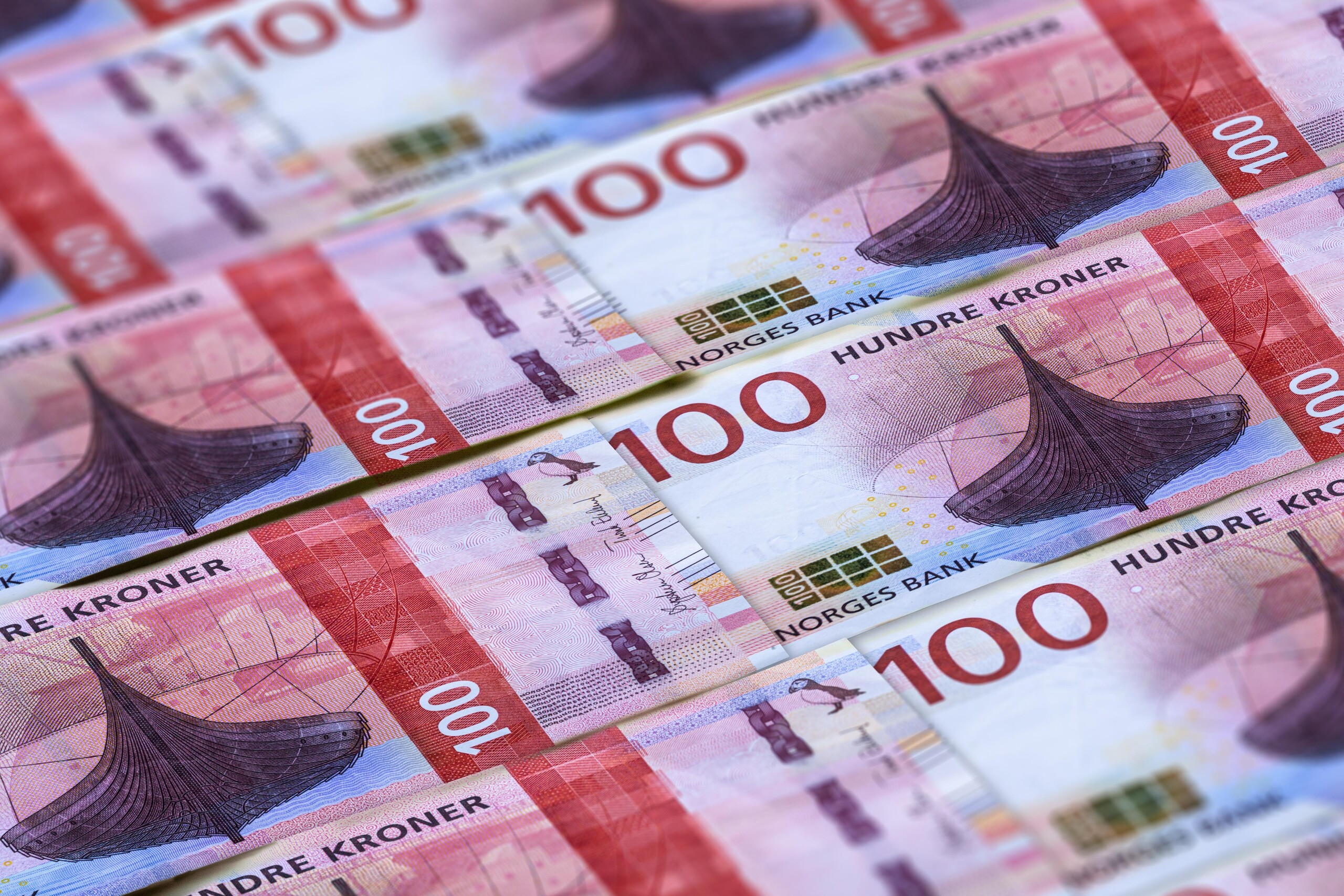 Badacze są zgodni, że Norges Bank może wpłynąć na kurs korony norweskiej przede wszystkim poprzez regulację stóp procentowych.